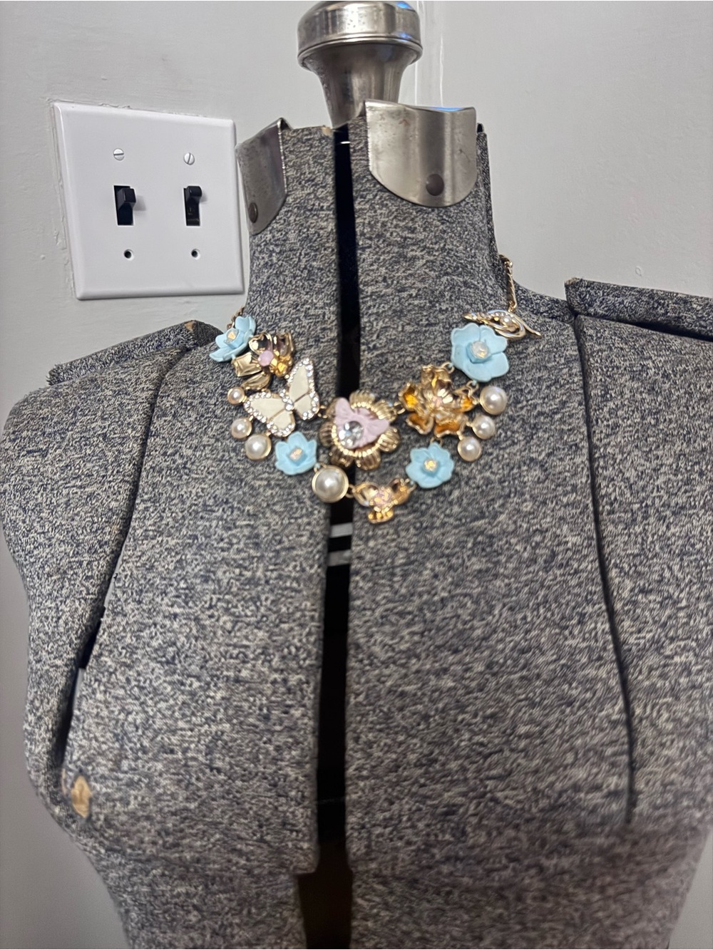 Women’s Elegant Guess Gold Floral Statement Necklace